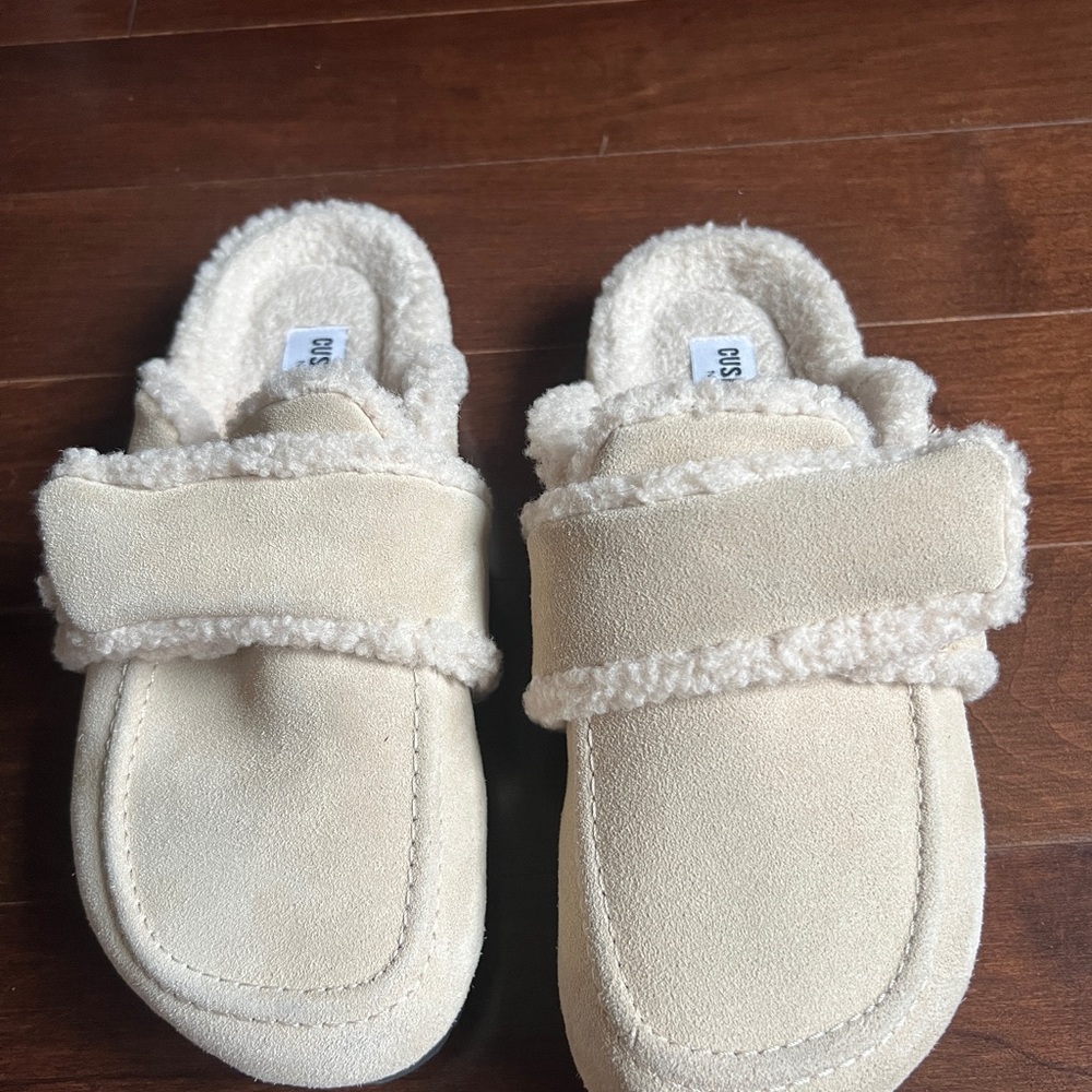 Cushionaire Suede Clogs